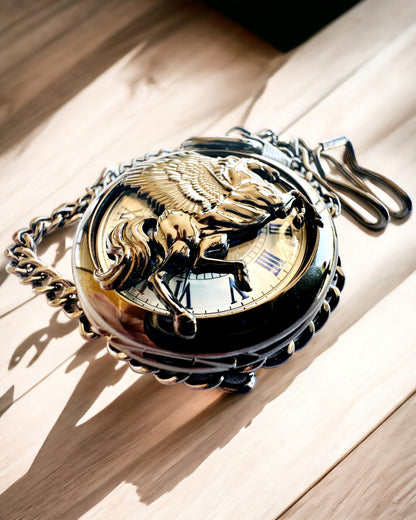 Lommeur "Equus Tempus" - Svart med hestemotiv, mulighet for personlig gravering - hvit urskive