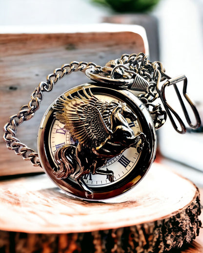 Lommeur "Equus Tempus" - Svart med hestemotiv, mulighet for personlig gravering - hvit urskive