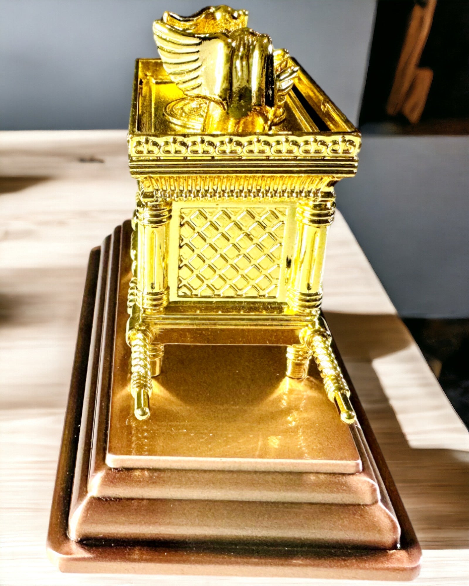 Forgylt replika av Paktens Ark – Dekorativ Ark-statue i kobber i størrelse XL 28x15.6x20 cm