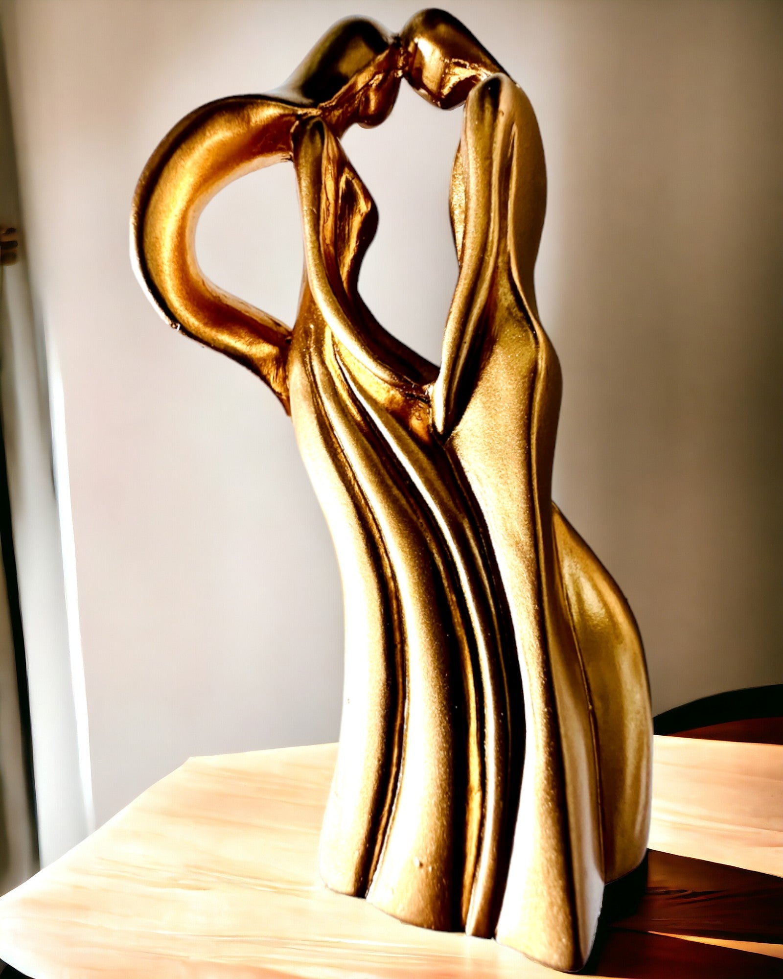 Skulptur av Kjærlighet - "Evig Lidenskap" - Liten Dekorativ Figur i Gullfarge med Mulighet for Gravering