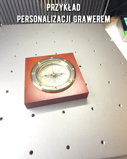 Kompass "Navigator2" - Klassisk eleganse i messing og tre, personalisering med gravering som gave