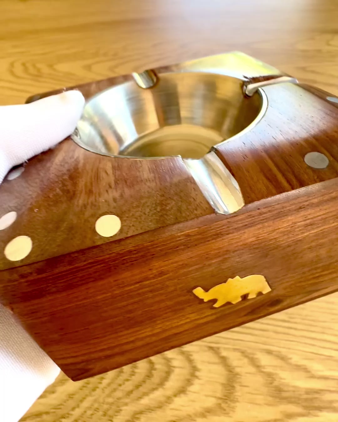 Rhino – Håndlaget askebeger av Shisham-tre og messing, 11 cm bred, mulighet for tilpasning med gravering