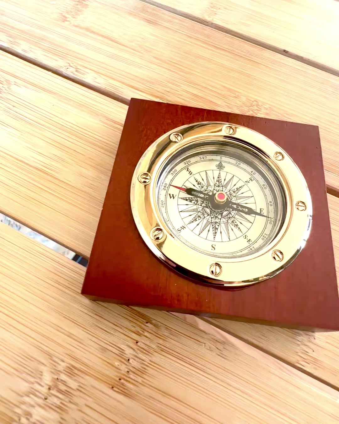 Kompass "Navigator2" - Klassisk eleganse i messing og tre, personalisering med gravering som gave