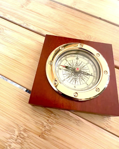 Kompass "Navigator2" - Klassisk eleganse i messing og tre, personalisering med gravering som gave