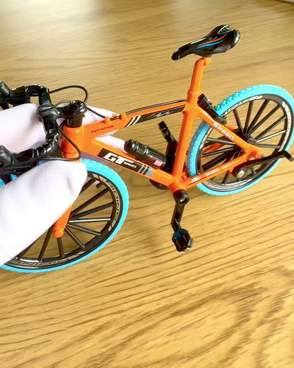 Miniatyrmodell i metall av samlerobjektet Sykkel "Speed Rider 1.2" – personalisering med gravering som gave, 2 fargevarianter