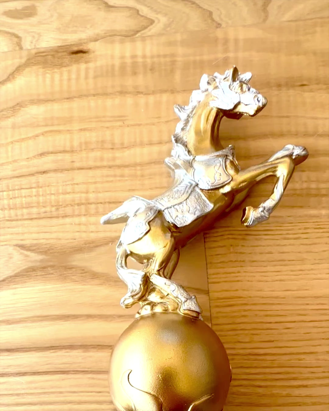Elegant Statuett "Złoty Rumak" - med mulighet for gravering som gave