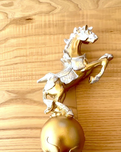 Elegant Statuett "Złoty Rumak" - med mulighet for gravering som gave