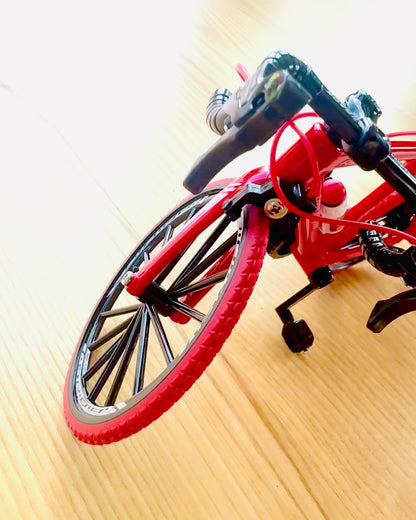 Miniatyrmodell av metall, rød sykkel "SpeedMaster" med personlig gravering som gave, 2 fargevarianter