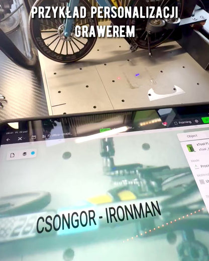 Miniatyrmodell av triatlonsykkel «SpeedStorm 1.2» personalisering med gravering som gave