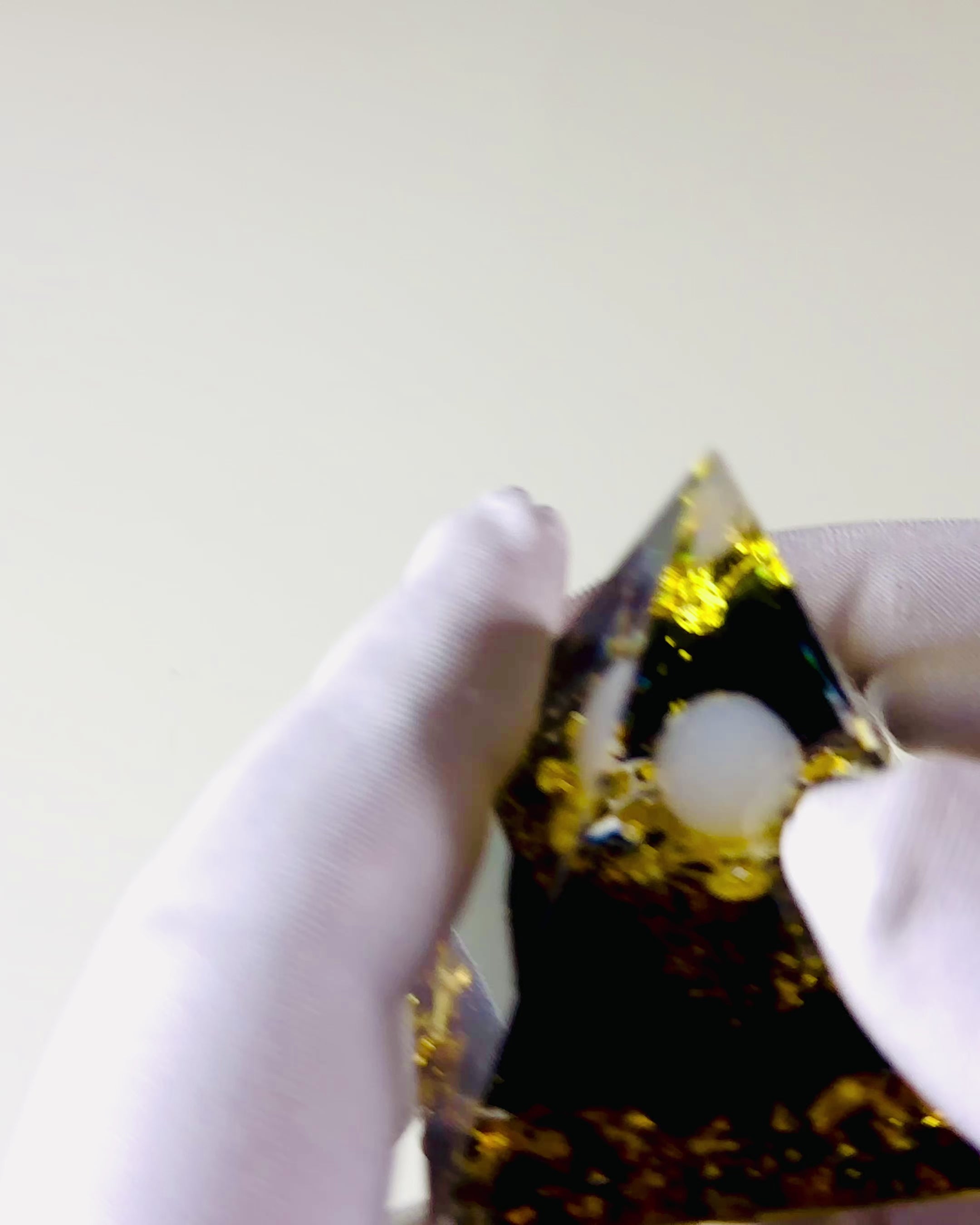 Orgonittpyramide med Obsidian – Chakra Energigenerator, Meditasjonsverktøy Reiki med Naturlig Stein
