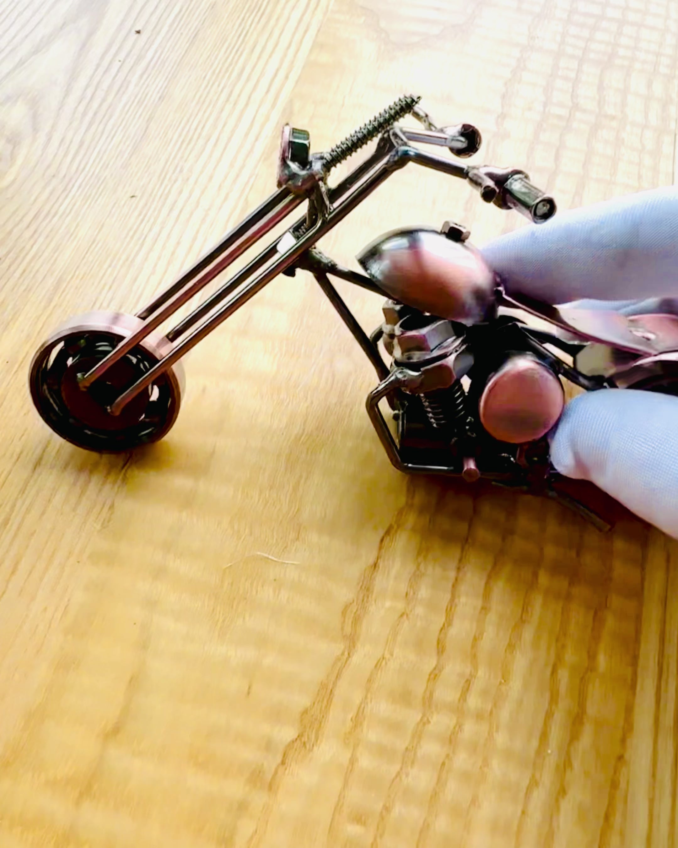 Håndlaget Motorsykkelmodell i jern, Chopper, tilpasning, gravering som gave