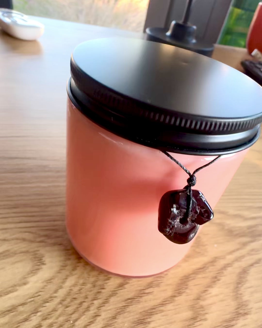 Intensjonssoyalys 250 ml med naturlig stein – velg din energi: Citrin eller Granat, personlig gravering som gave