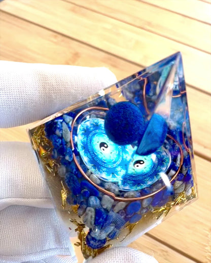 Orgonitt energipyramide "Zenith" med Lapis Lazuli, ideell som gave