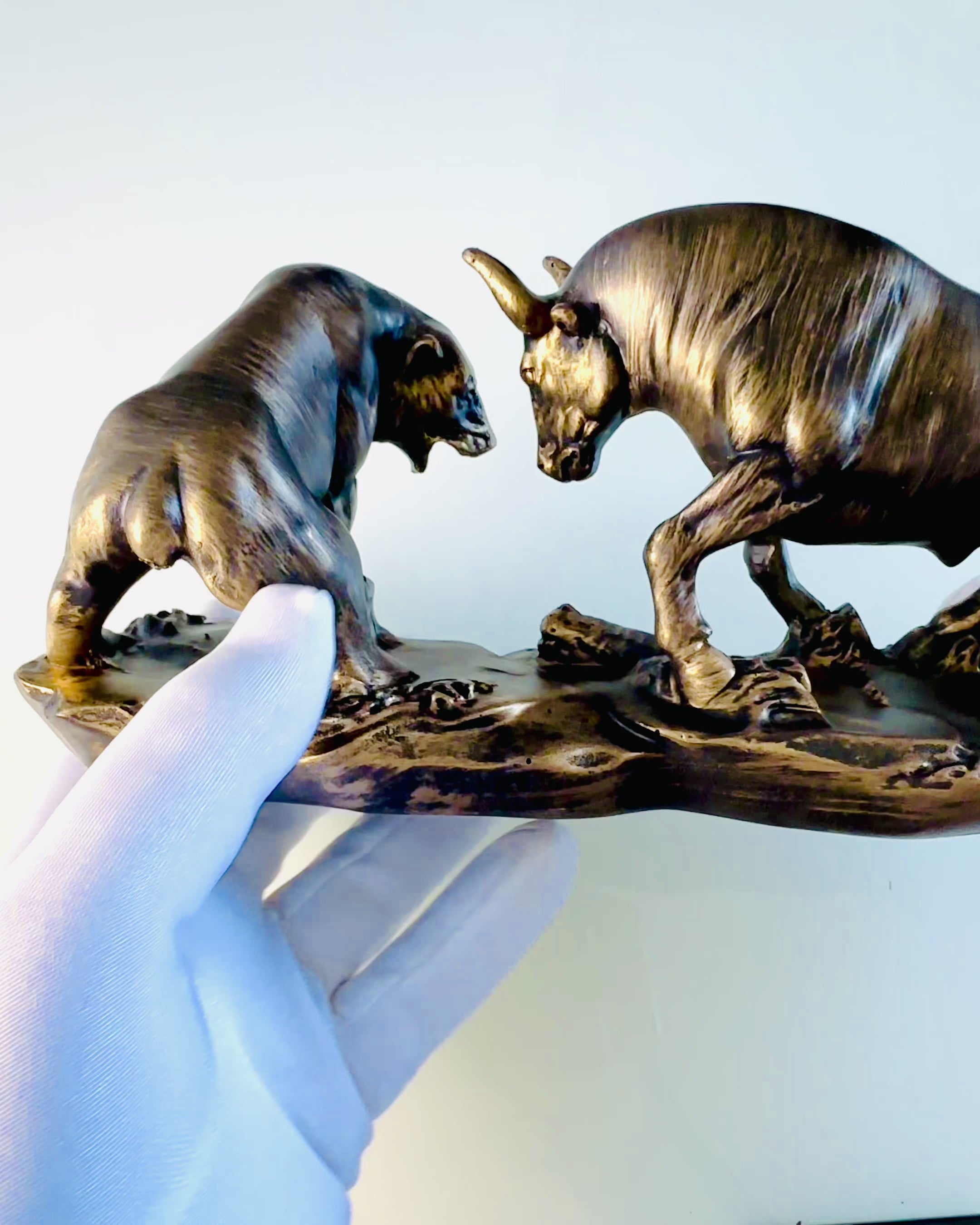 Skulptur "To rivaler" - Okse og Bjørn - Symbolikk for finansmarkedet, Mulighet for gravering - kobberfarge